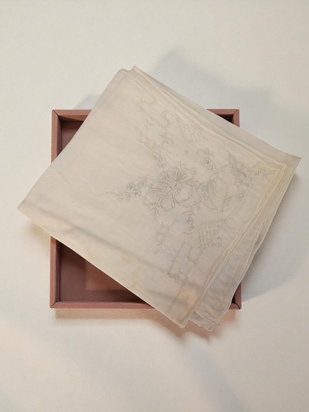 Serviette ancienne brodée blanc crème vintage 1950 linge de maison rétro