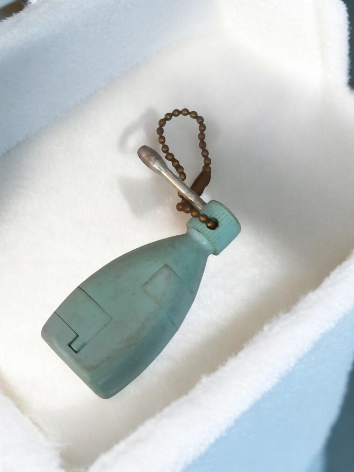 Porte-clés publicitaire ancien vintage bleu rétro, objet promotionnel rare