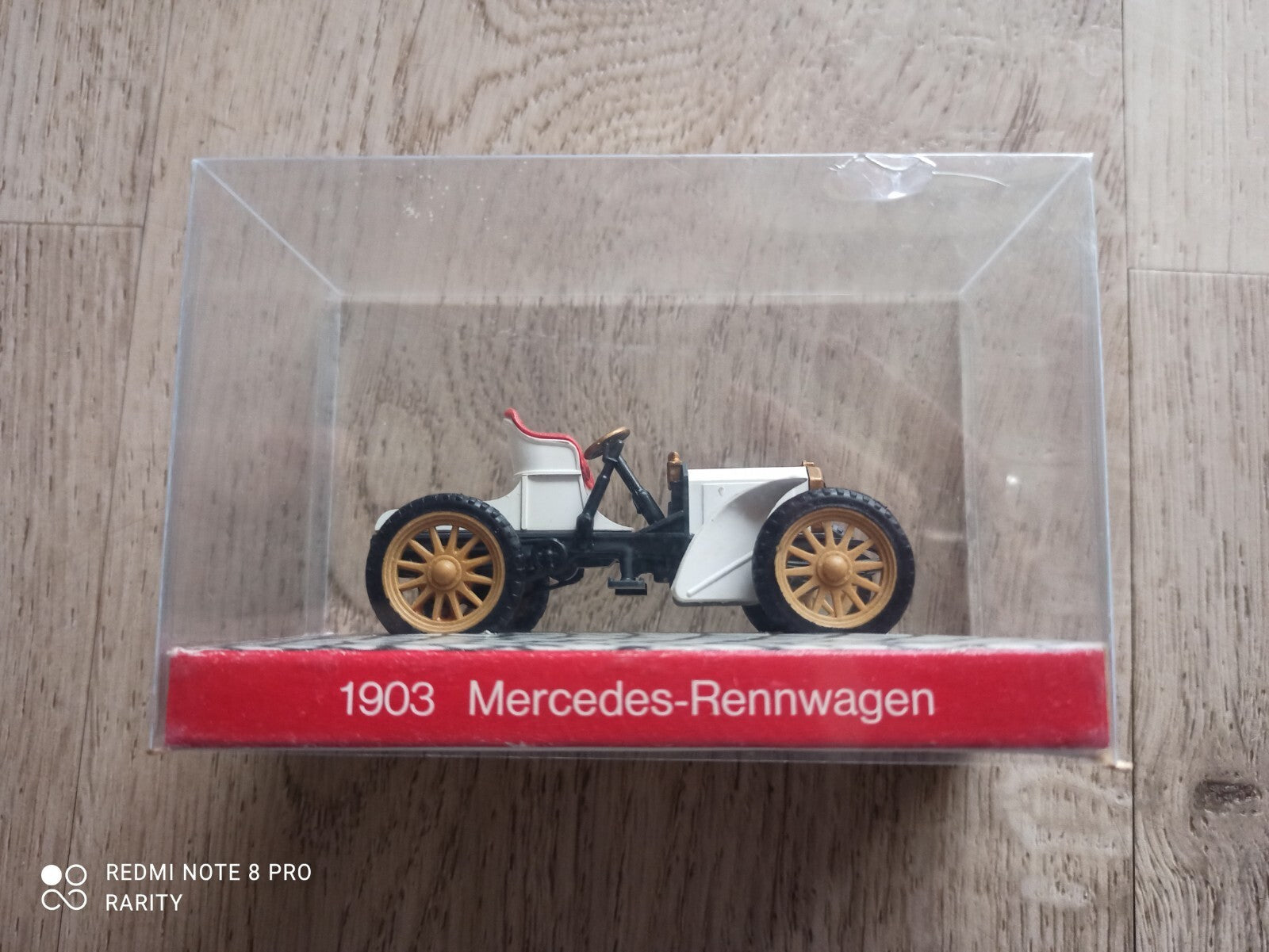 Voiture miniature Mercedes 1903 Rennwagen vintage sous vitrine, blanc doré