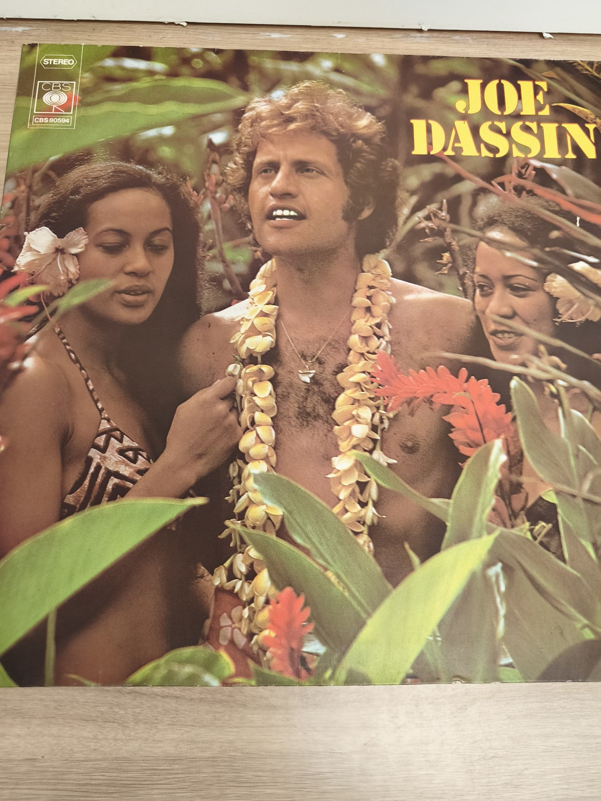 Vinyle 33 tours Joe Dassin CBS 80594 pochette fleurs et colliers hawaïens