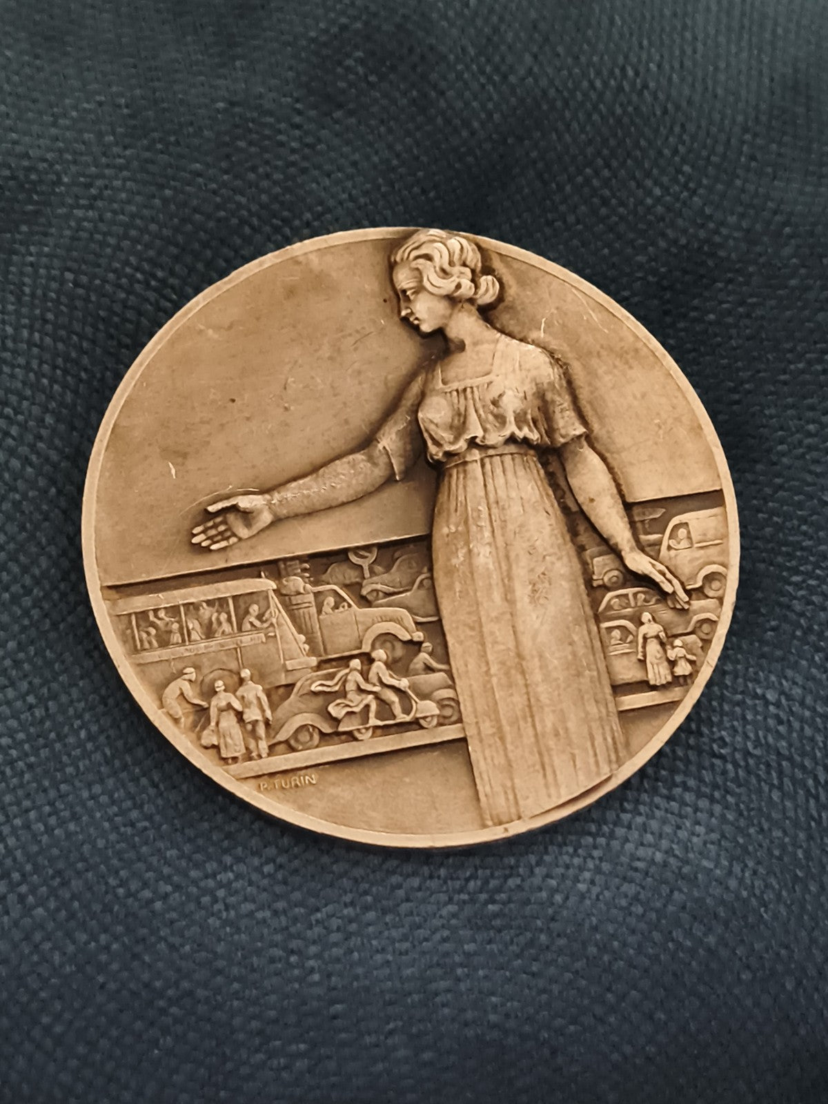 Médaille ancienne P. Turin Art déco relief femme scène urbaine bronze