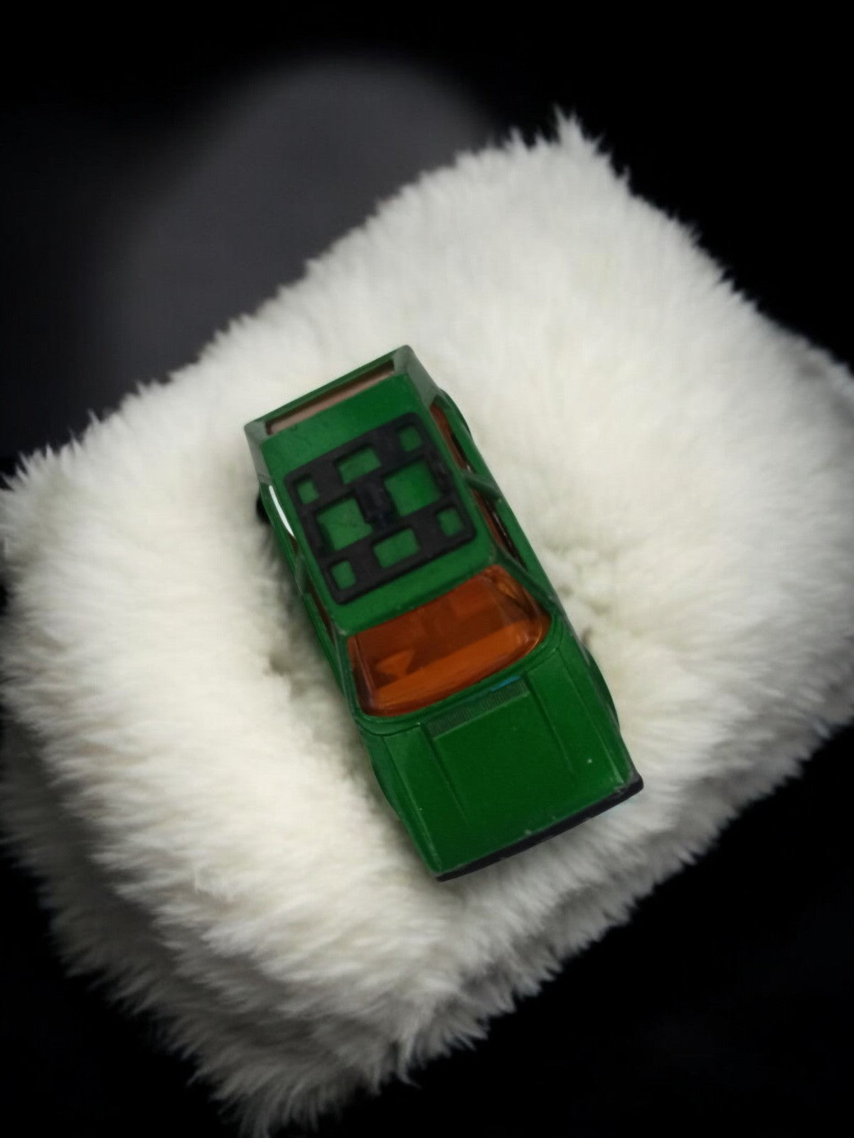 Véhicule miniature ancien vert toit damier rétro vintage voiture jouet