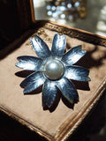 Broche fleur rétro argentée perle imitation vintage – Bijou fantaisie élégant