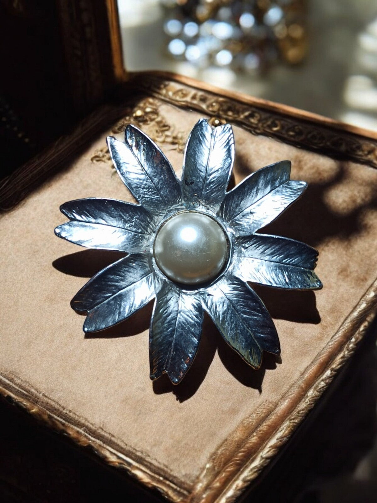 Broche fleur rétro argentée perle imitation vintage – Bijou fantaisie élégant