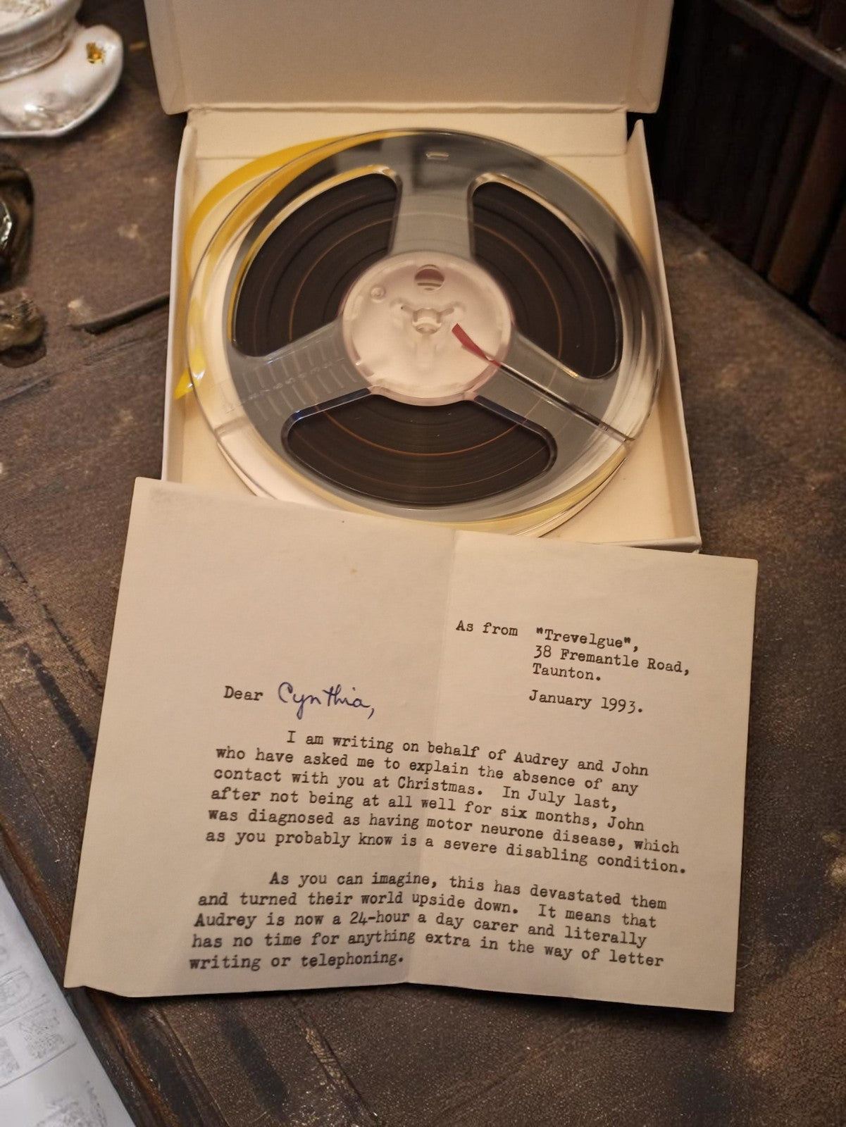 Bande magnétique audio vintage en boîte, bobine ouverte rétro années 90