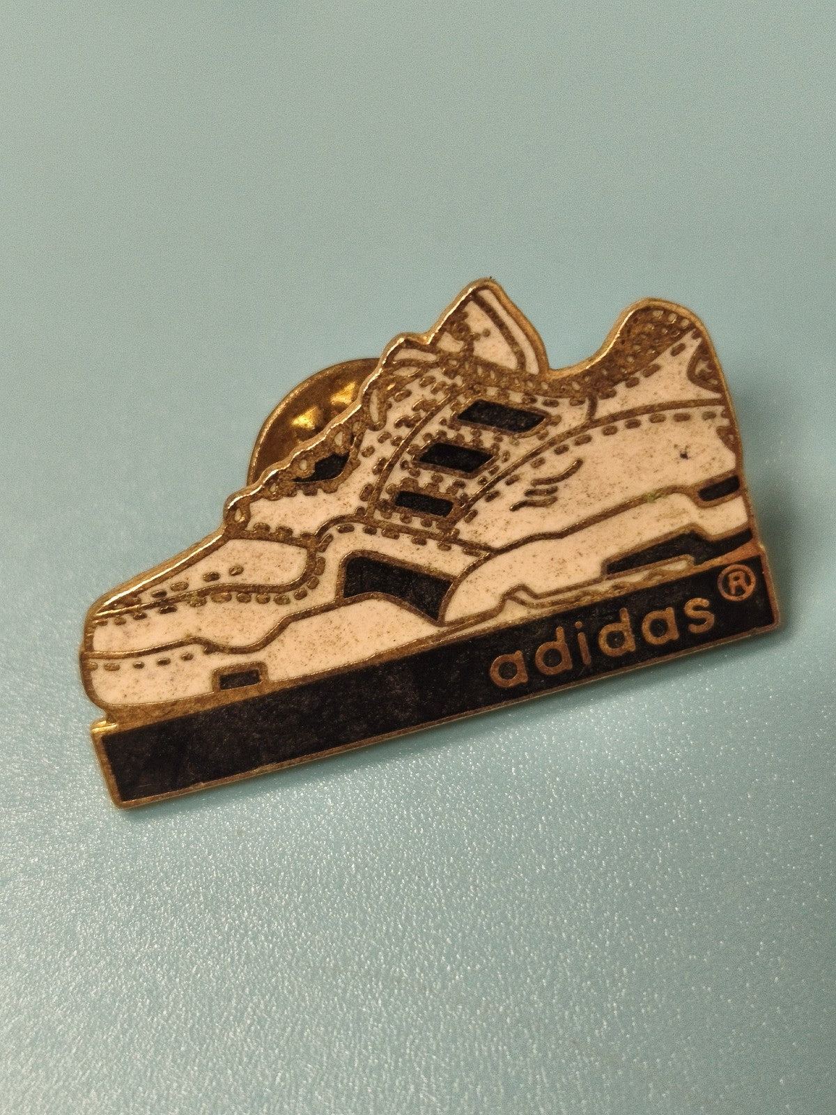 Vintage pin's adidas basket logo sneaker rétro collection sportswear