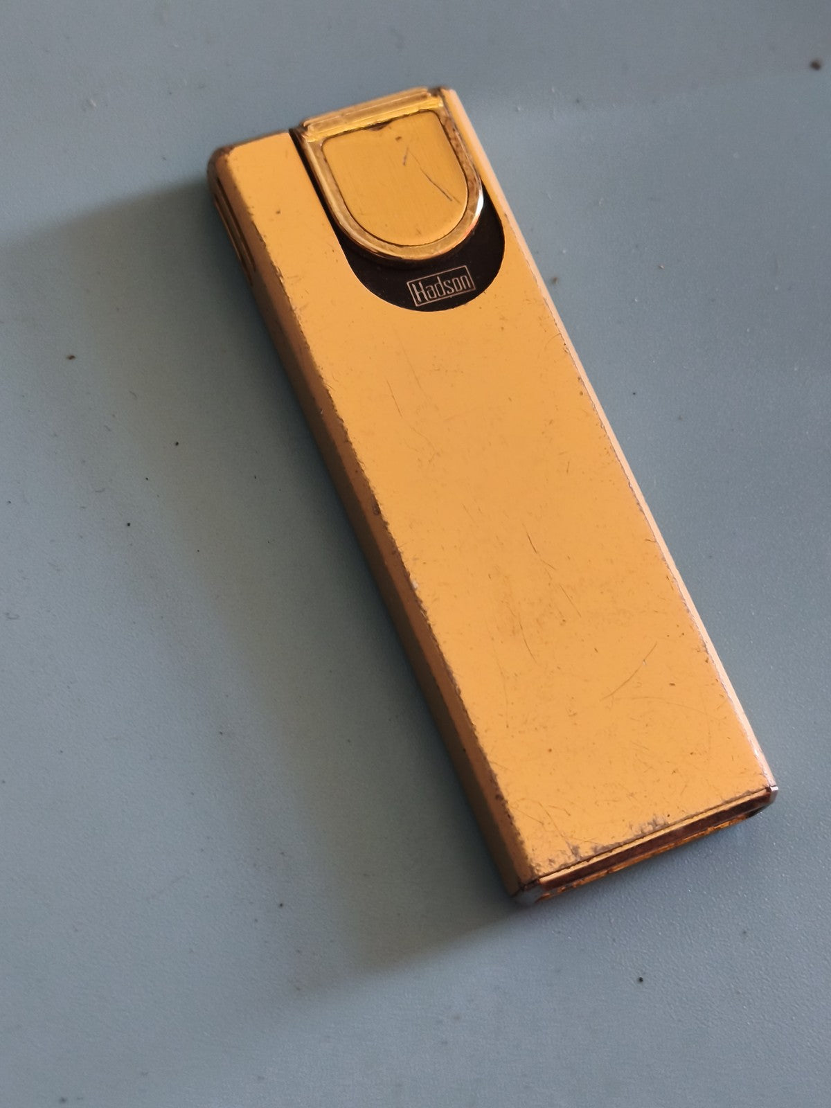 Altes Retro-Feuerzeug für Sammler, seltenes Deko-Objekt aus der Zeit