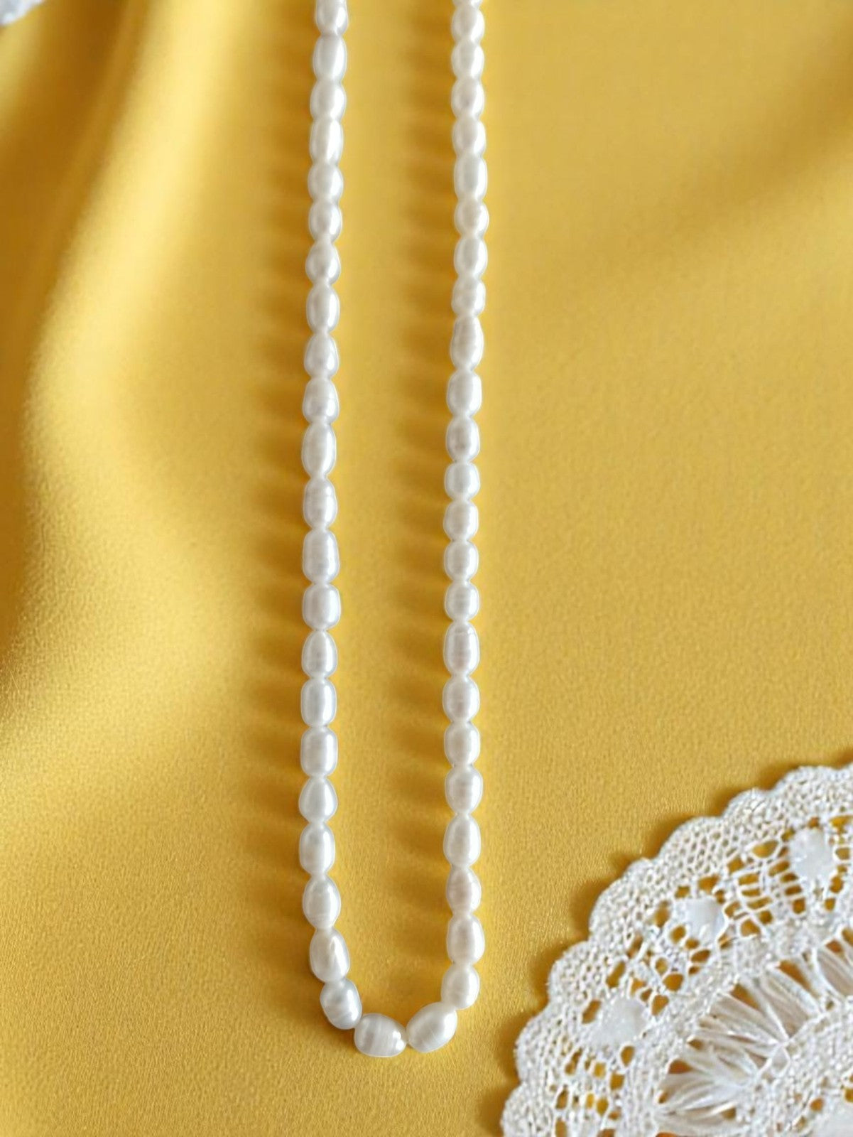 Collier perles de culture blanches vintage rétro, fermoir métal, élégant