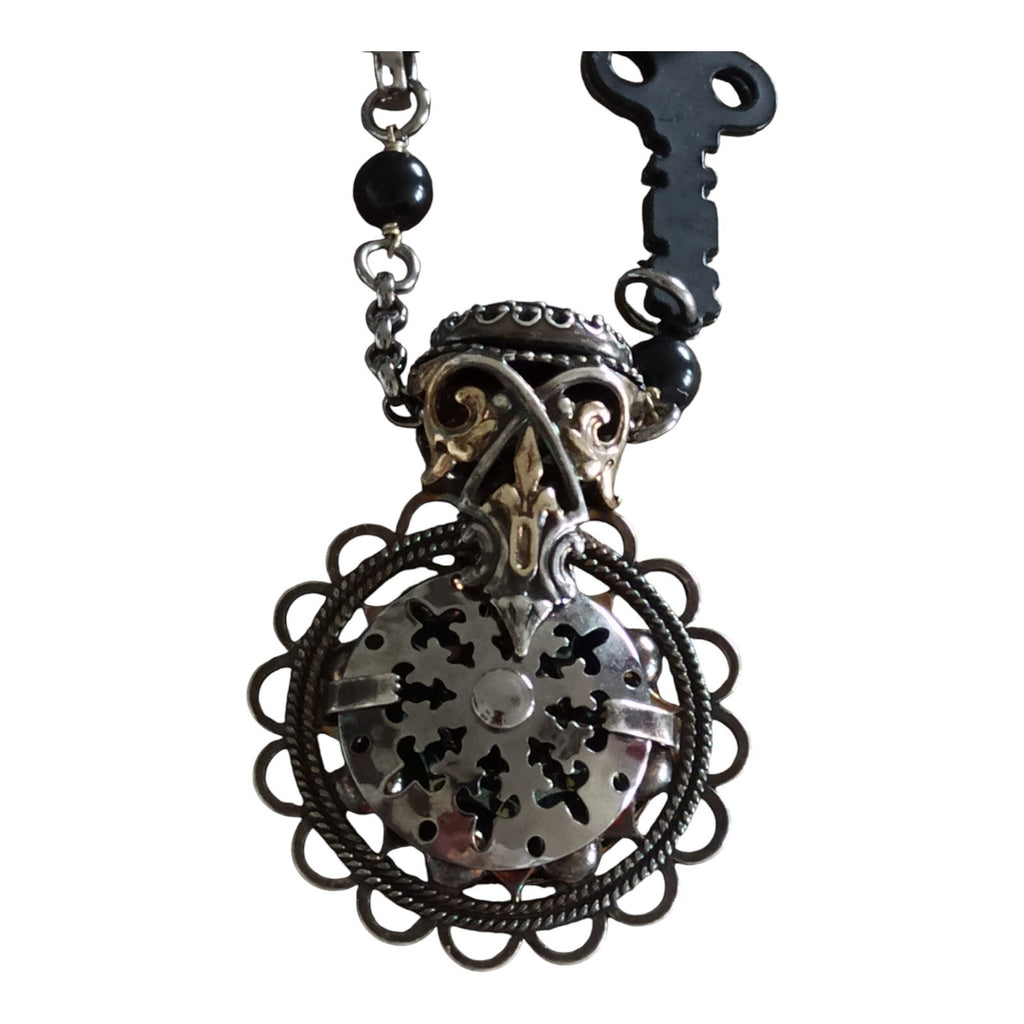 Collier steampunk rétro industriel signé, pendentif engrenages clé, design uniqu