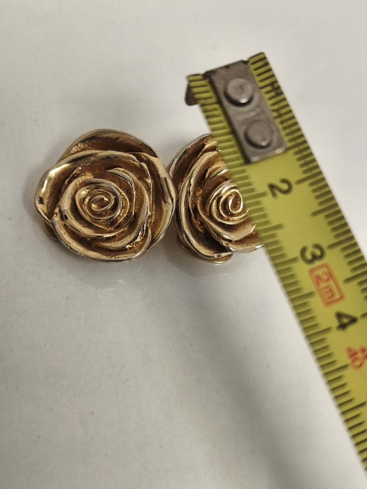 Paire boucles d’oreilles roses métal doré vintage ancien clip fleur rétro