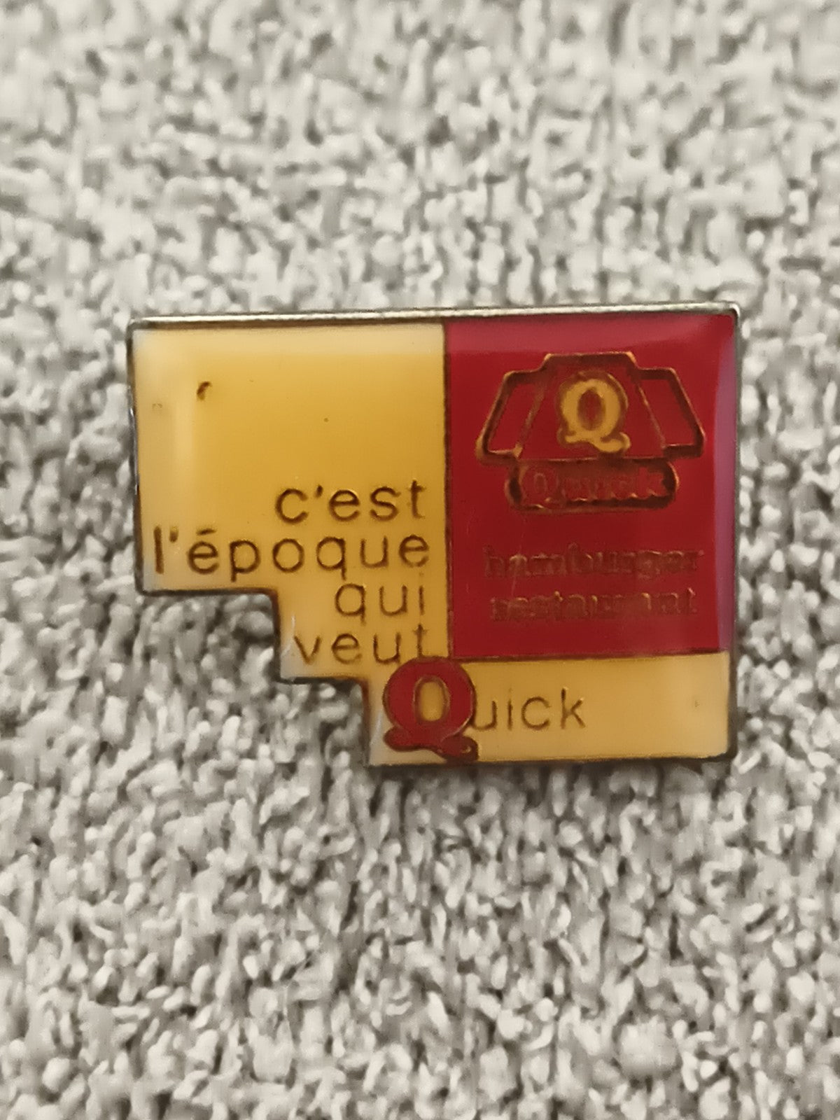Pin's vintage Quick fast-food logo jaune rouge années 90, badge publicitaire rét
