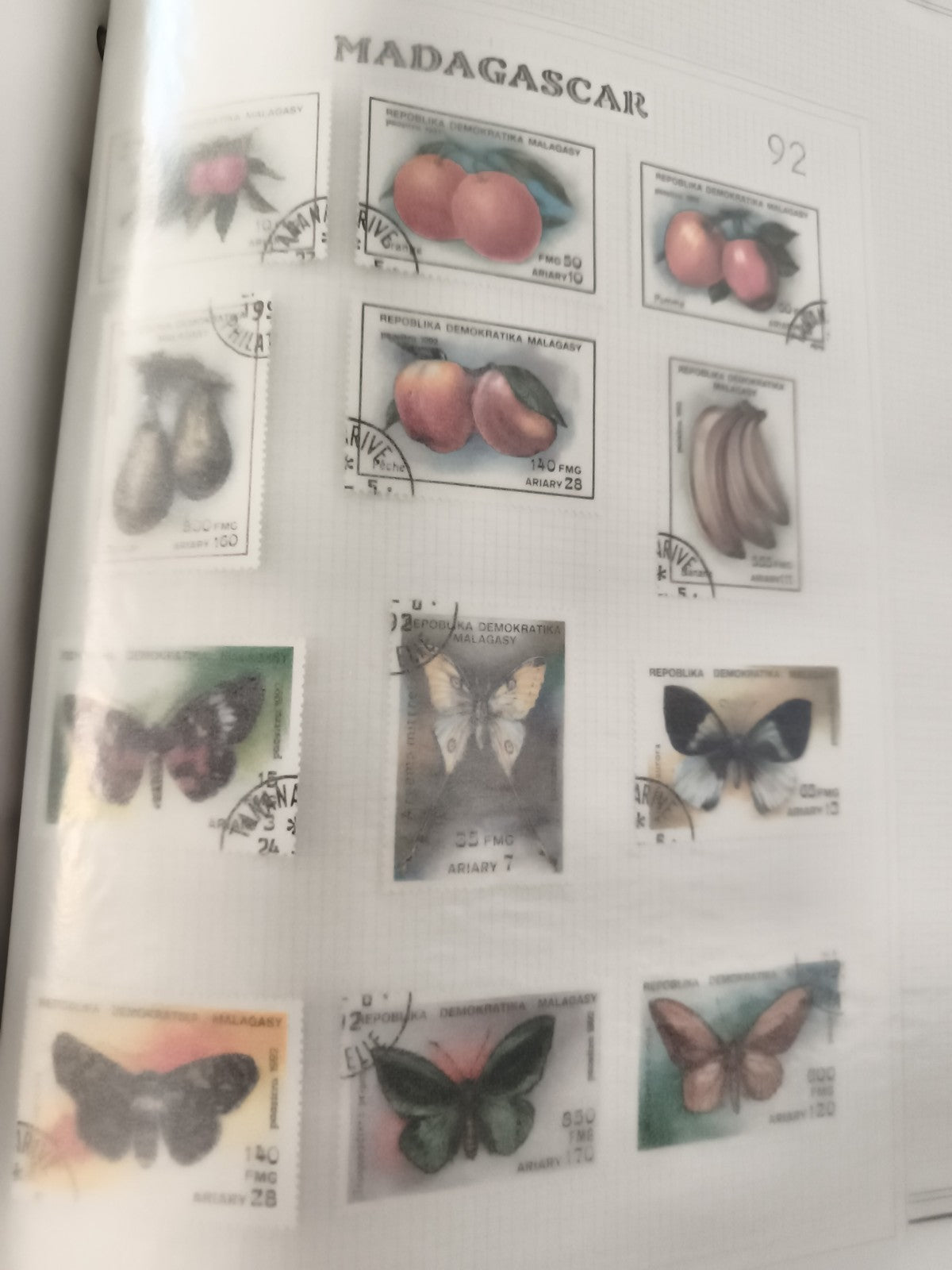Timbres Madagascar oblitérés fruits papillons République Malgache philatélie