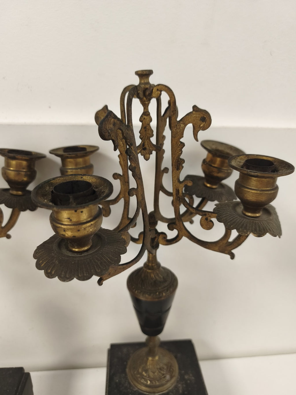 Paire chandeliers Napoléon III bronze doré marbre noir 4 feux volutes