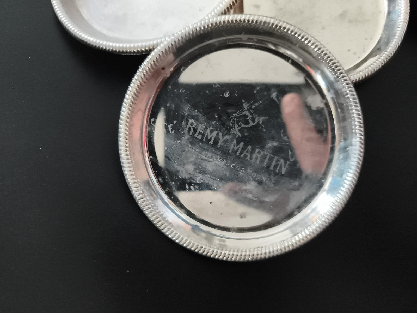 Lot de coupelles anciennes Rémy Martin, plateaux apéritif métal, vintage bar