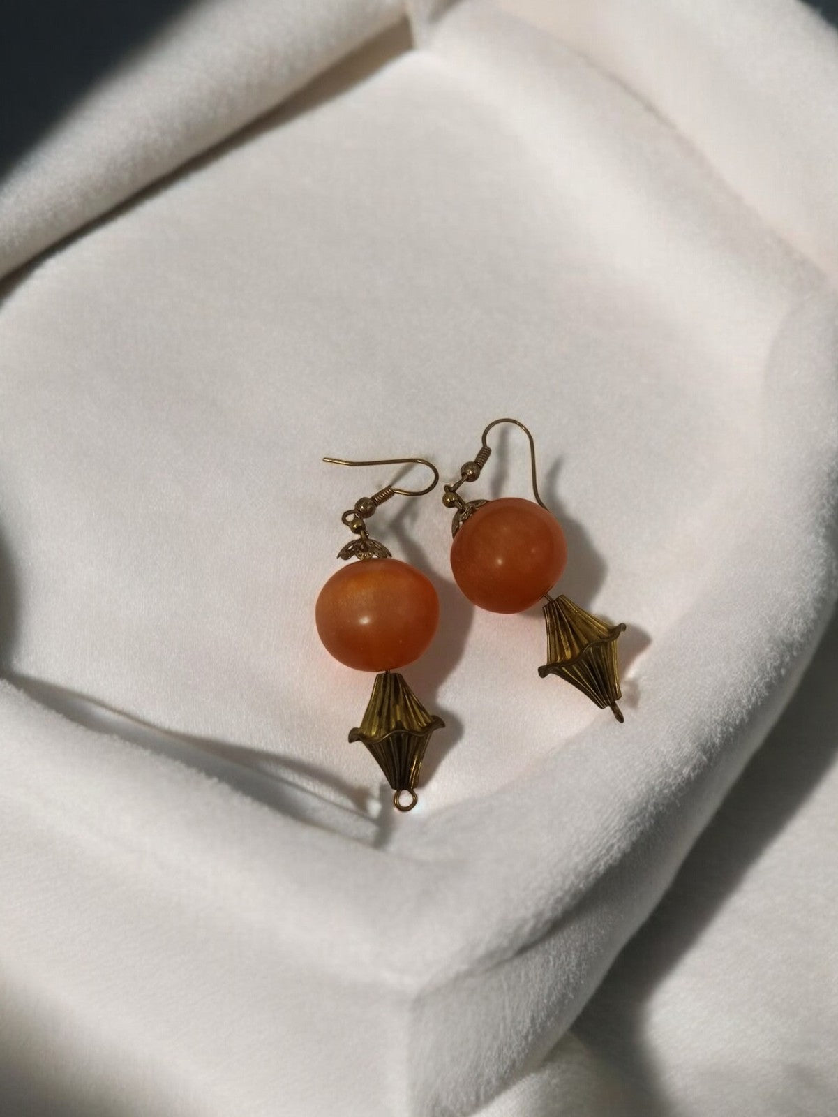 Paire boucles d’oreilles vintage rétro, perle orange, accessoire fantaisie ancie