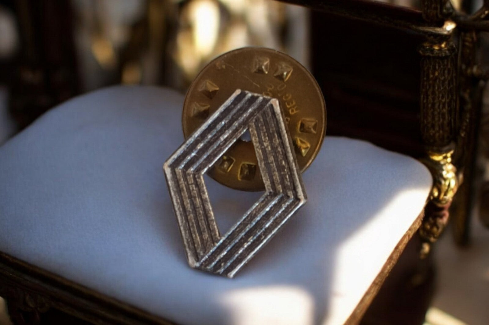 Pin's Renault vintage années 80 logo losange rétro automobile