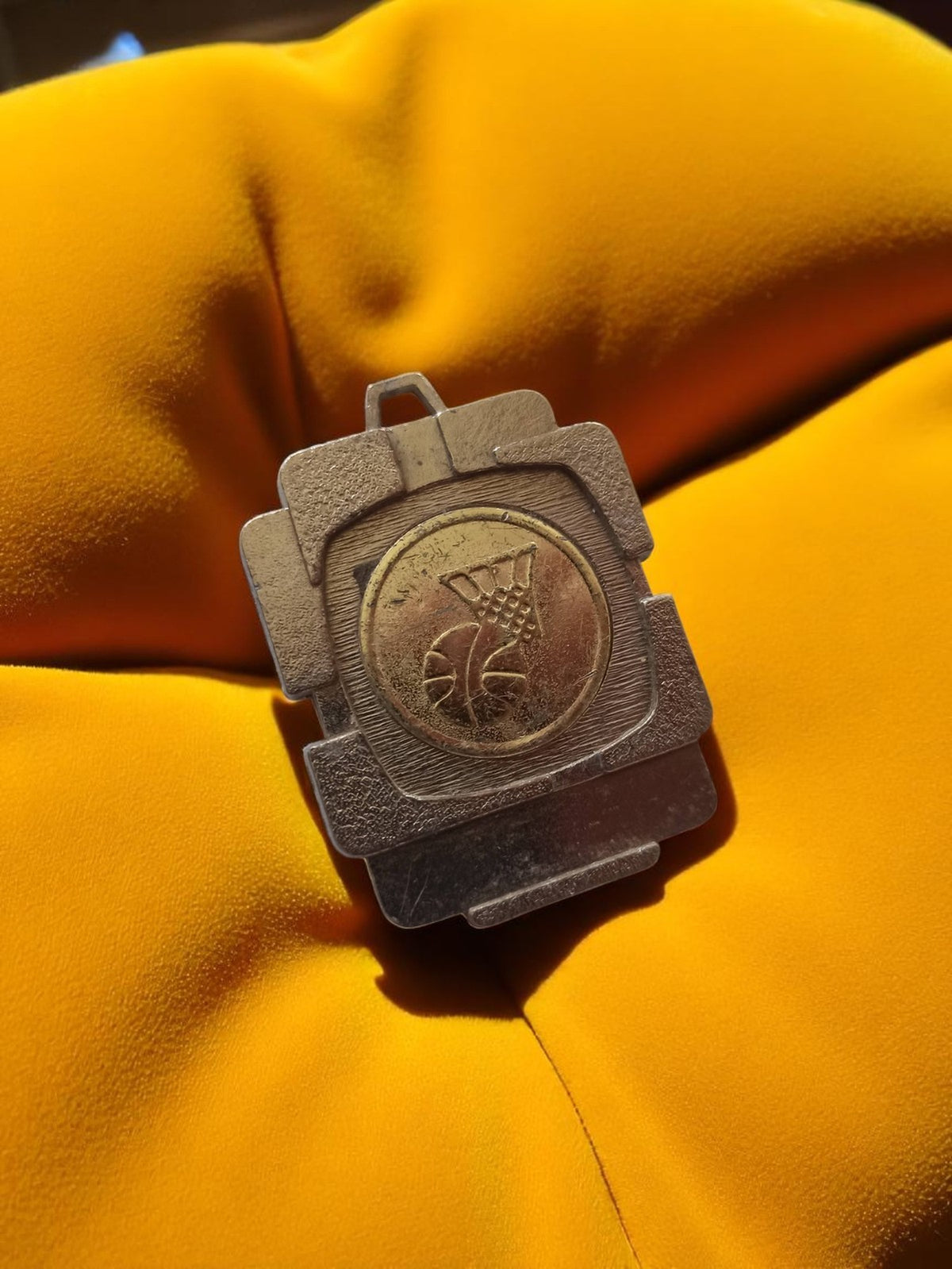 Médaille vintage basketball rectangulaire finition bicolore, trophée ancien