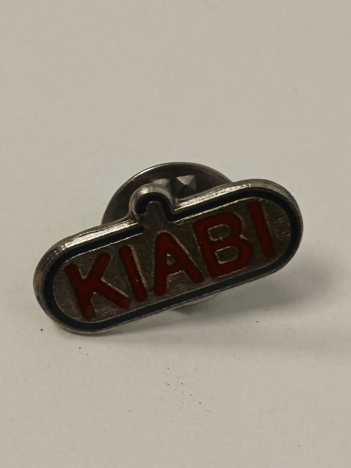 Pin's rétro ancien Kiabi ? badge vintage collection années 90 mode publicitaire