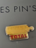 Pin's vintage ancien Total, badge publicitaire rétro collection essence pétrole