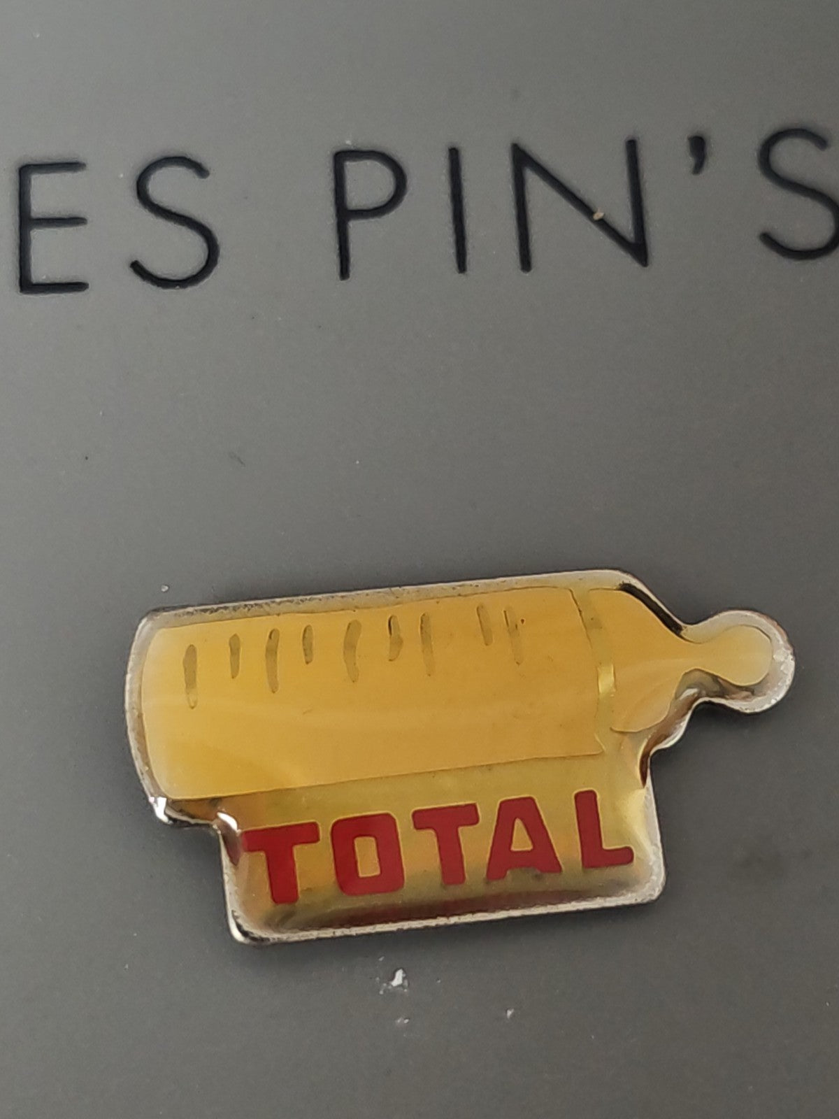 Pin's vintage ancien Total, badge publicitaire rétro collection essence pétrole