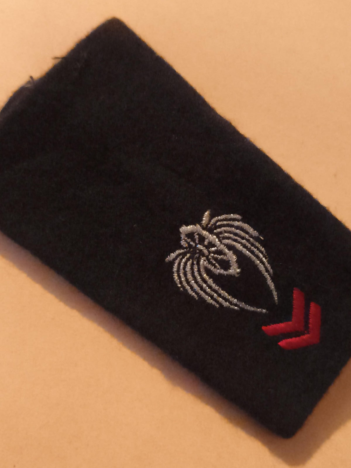 Épaulette militaire ancienne tissu noir broderie insigne grade chevron vintage