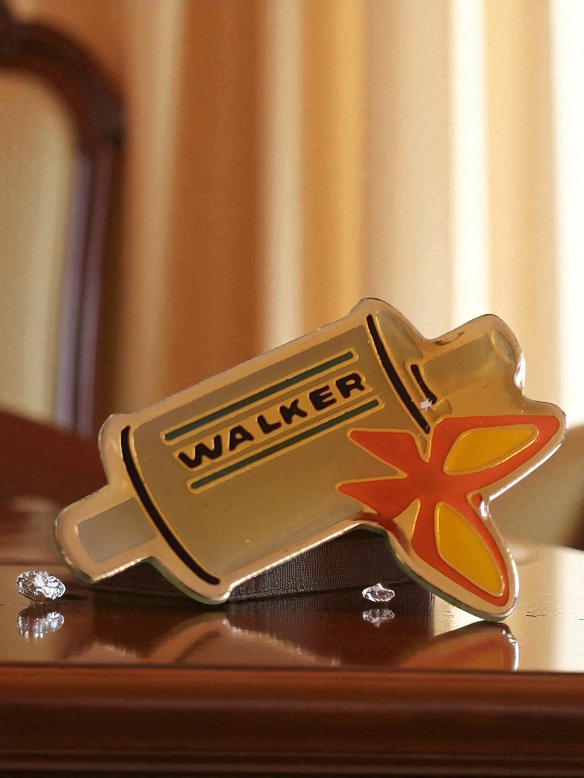 Pin's vintage Walker émaillé forme pot d'échappement auto années 80 publicité