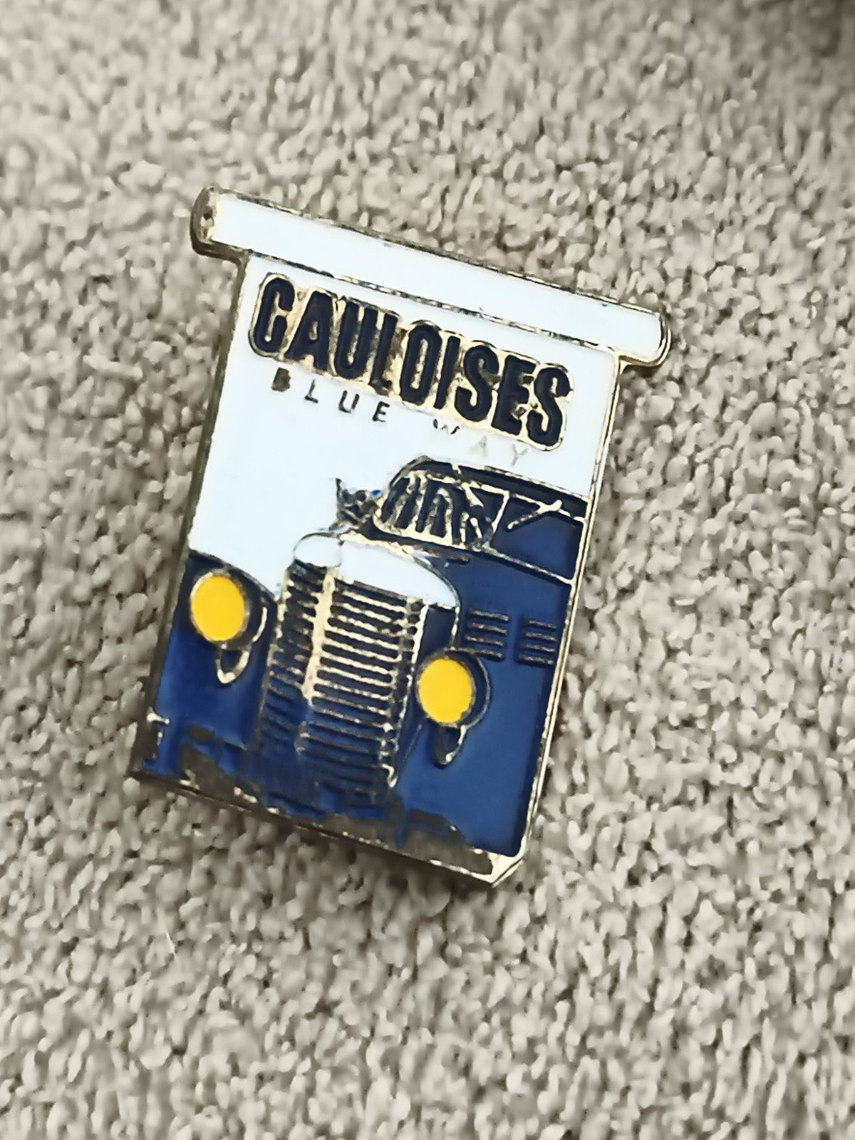 Pin's vintage Gauloises Blue Way camion bleu jaune émaillé publicitaire (Ref 1)