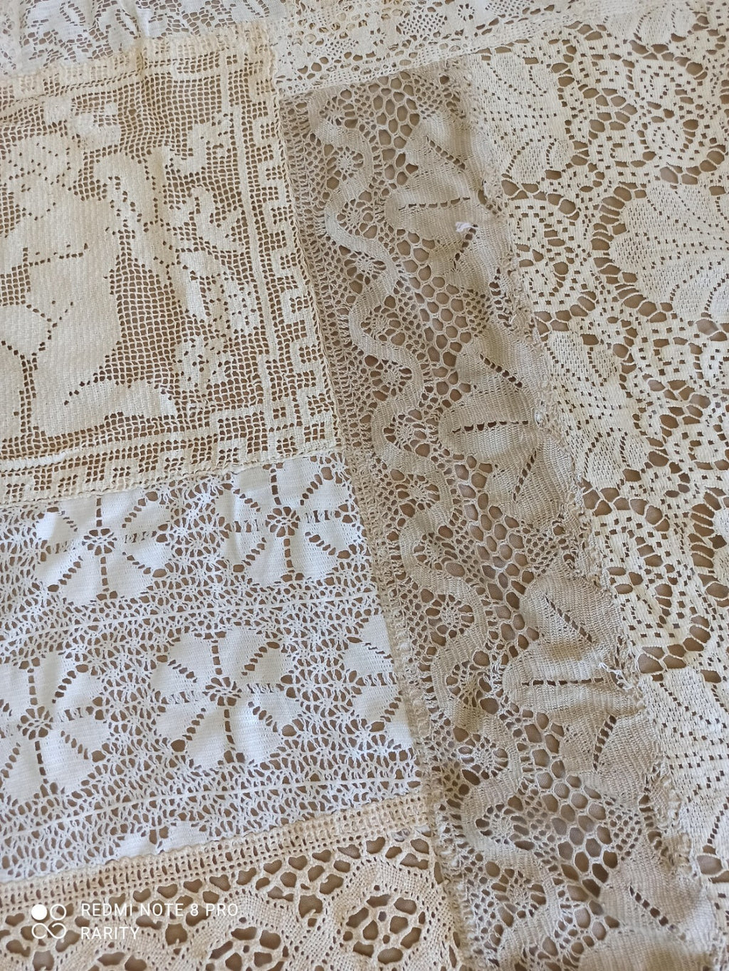Tapis brodé dentelle motifs anges religieux XIXe décor floral 210x190 cm