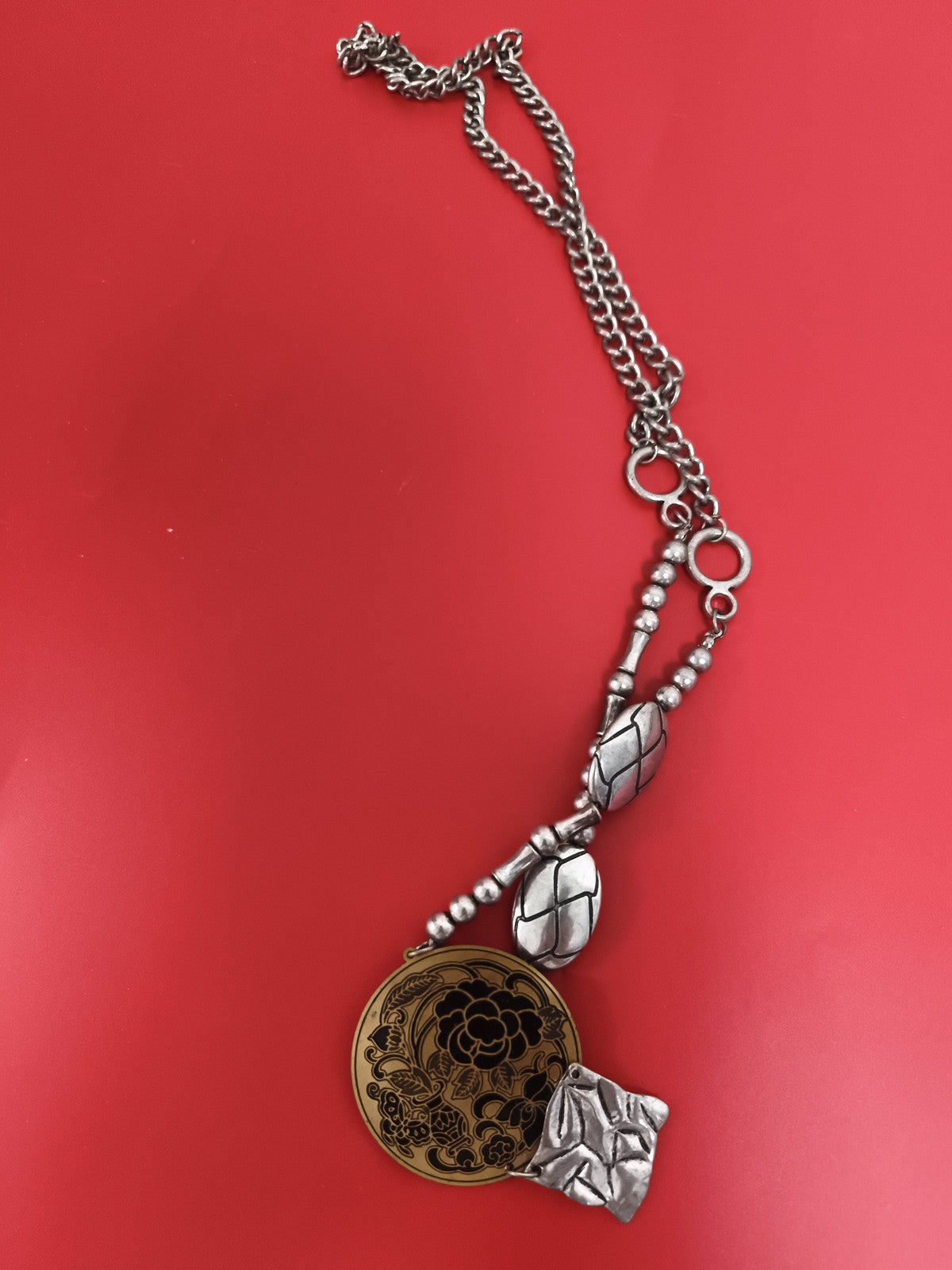 Collier vintage deadstock pendentif médaillon décor floral chaîne argentée