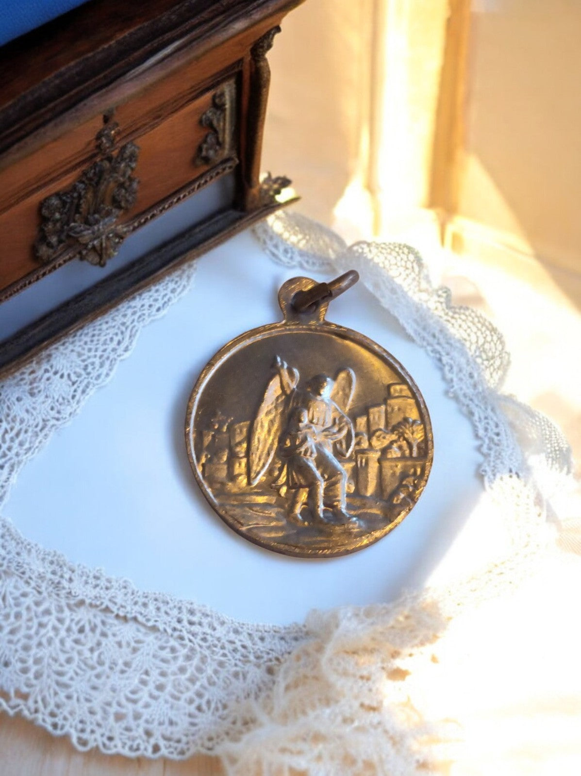 Médaille religieuse vintage ange gardien dorée catholique ancien