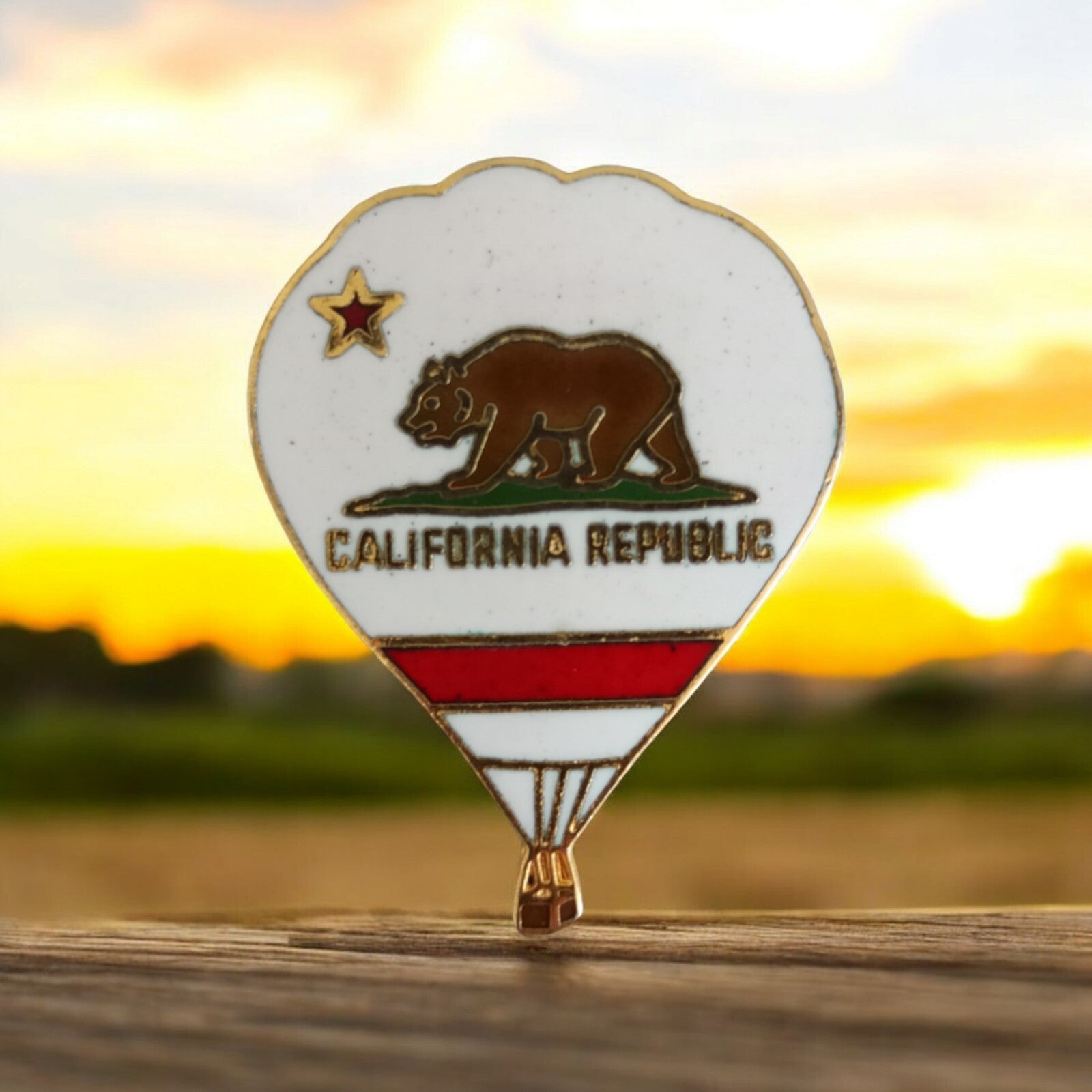 Broche vintage montgolfière California Republic émail rouge blanc or