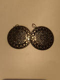Paire boucles d’oreilles vintage rondes motif floral, aspect métal foncé