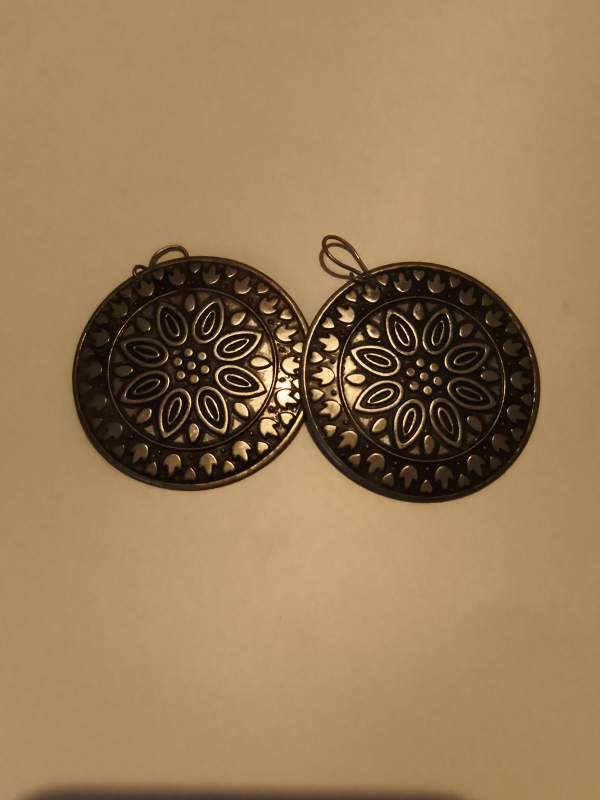 Paire boucles d’oreilles vintage rondes motif floral, aspect métal foncé