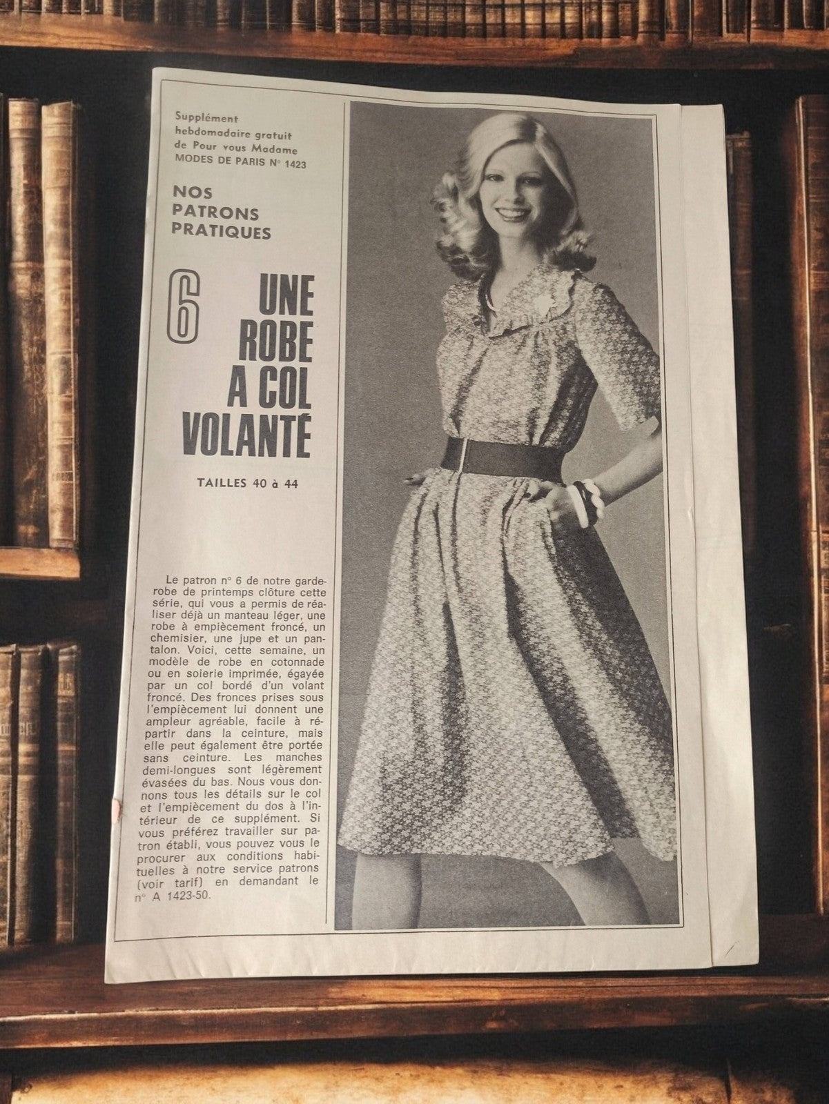 Patron couture vintage Modes de Paris robe col volanté années 70, tailles 40-44