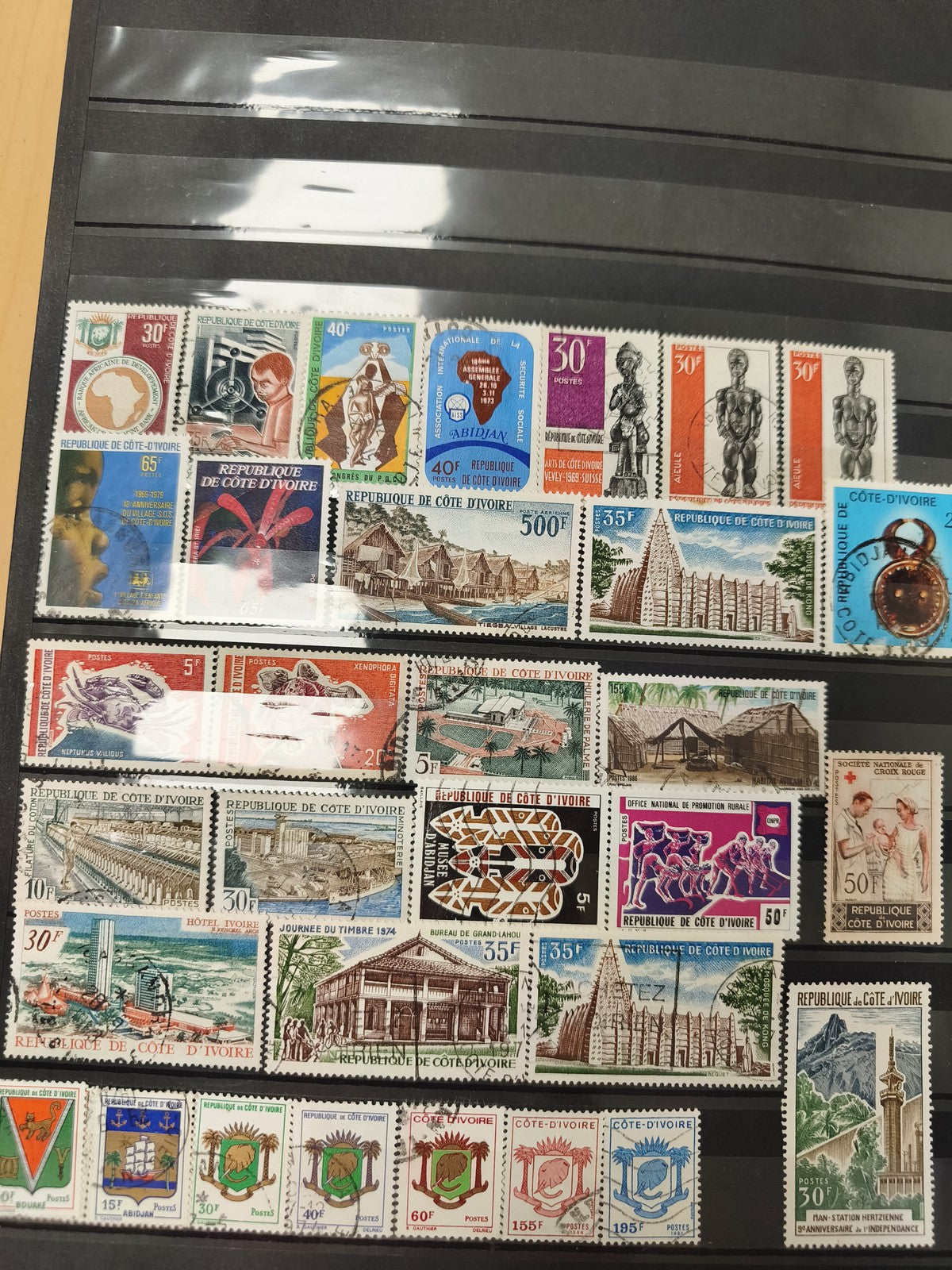 Lot timbres Côte d'Ivoire multicolores ? paysages, monuments, scènes variées