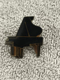 Pin's vintage piano à queue noir doré, badge musique années 80 90 (Ref 1)