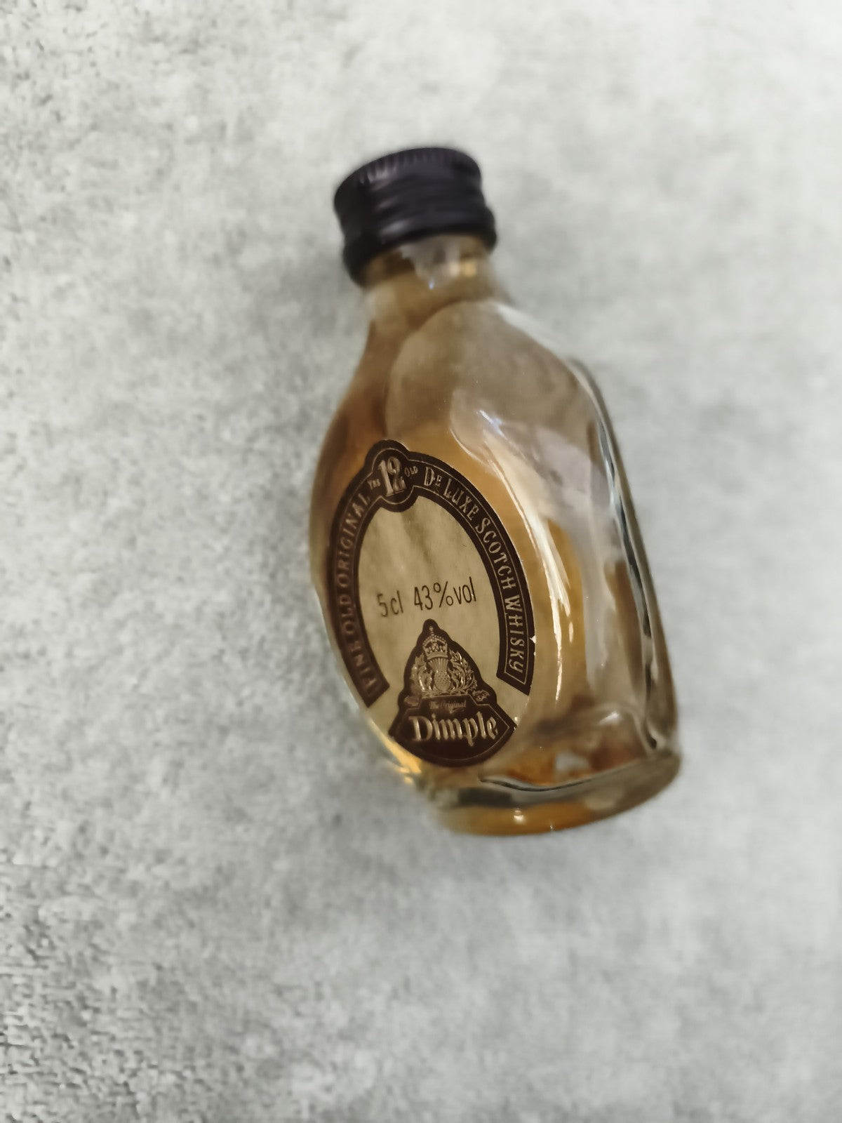 Mini bouteille whisky Dimple 5cl 43% vol écusson doré partiellement remplie