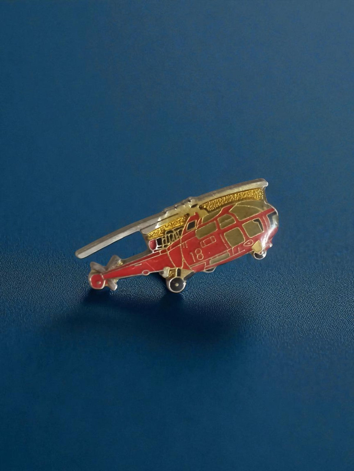 Pin's hélicoptère ancien rouge doré vintage aviation rétro pub rare