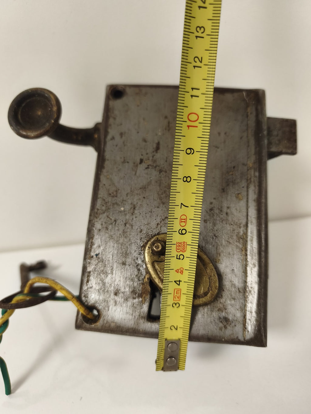 Ancienne poignée serrure de porte en métal, patine d?origine, avec clé