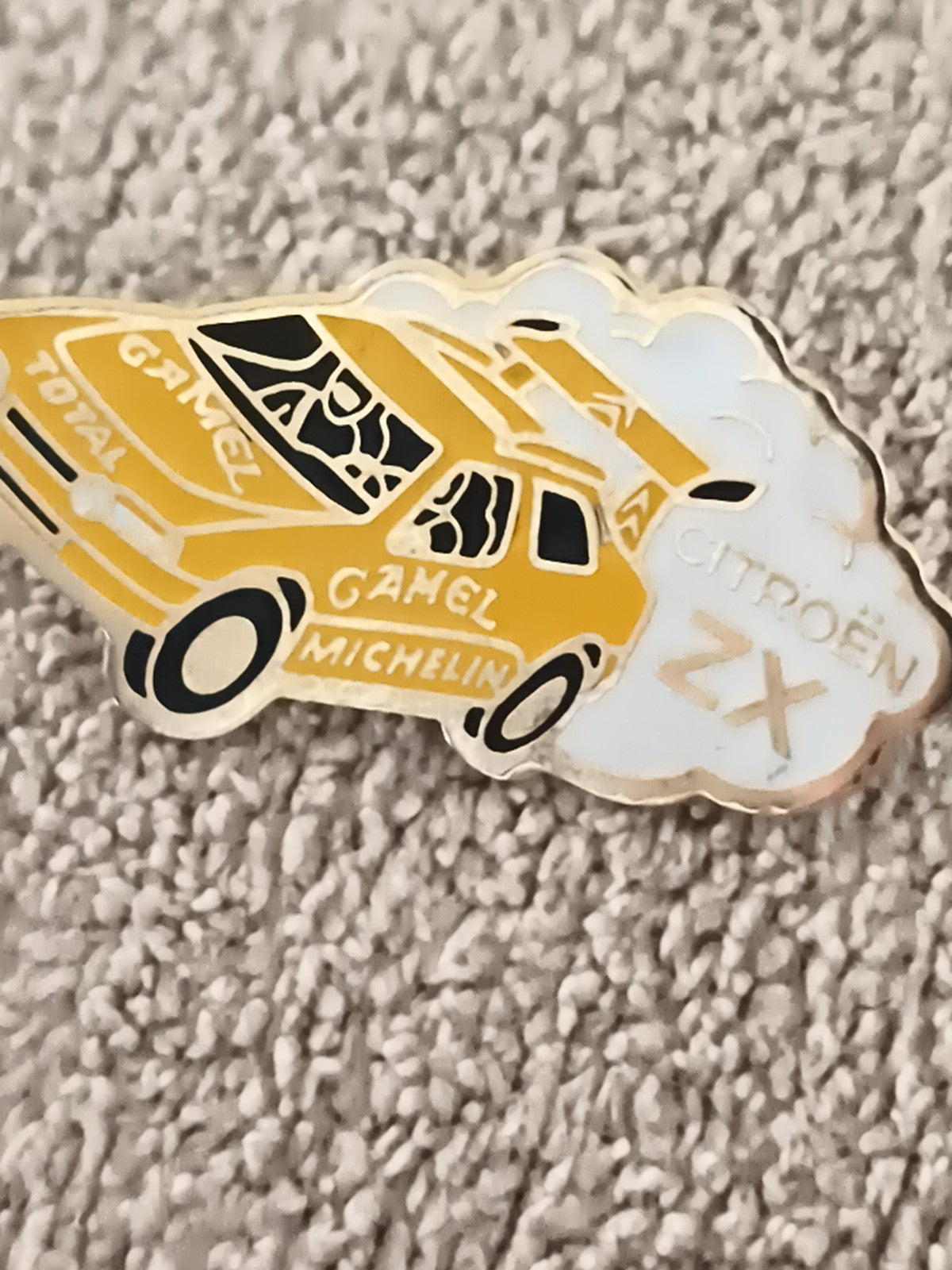 Pin's Citroën ZX Camel Rallye vintage émaillé jaune Total Michelin (Ref 8)