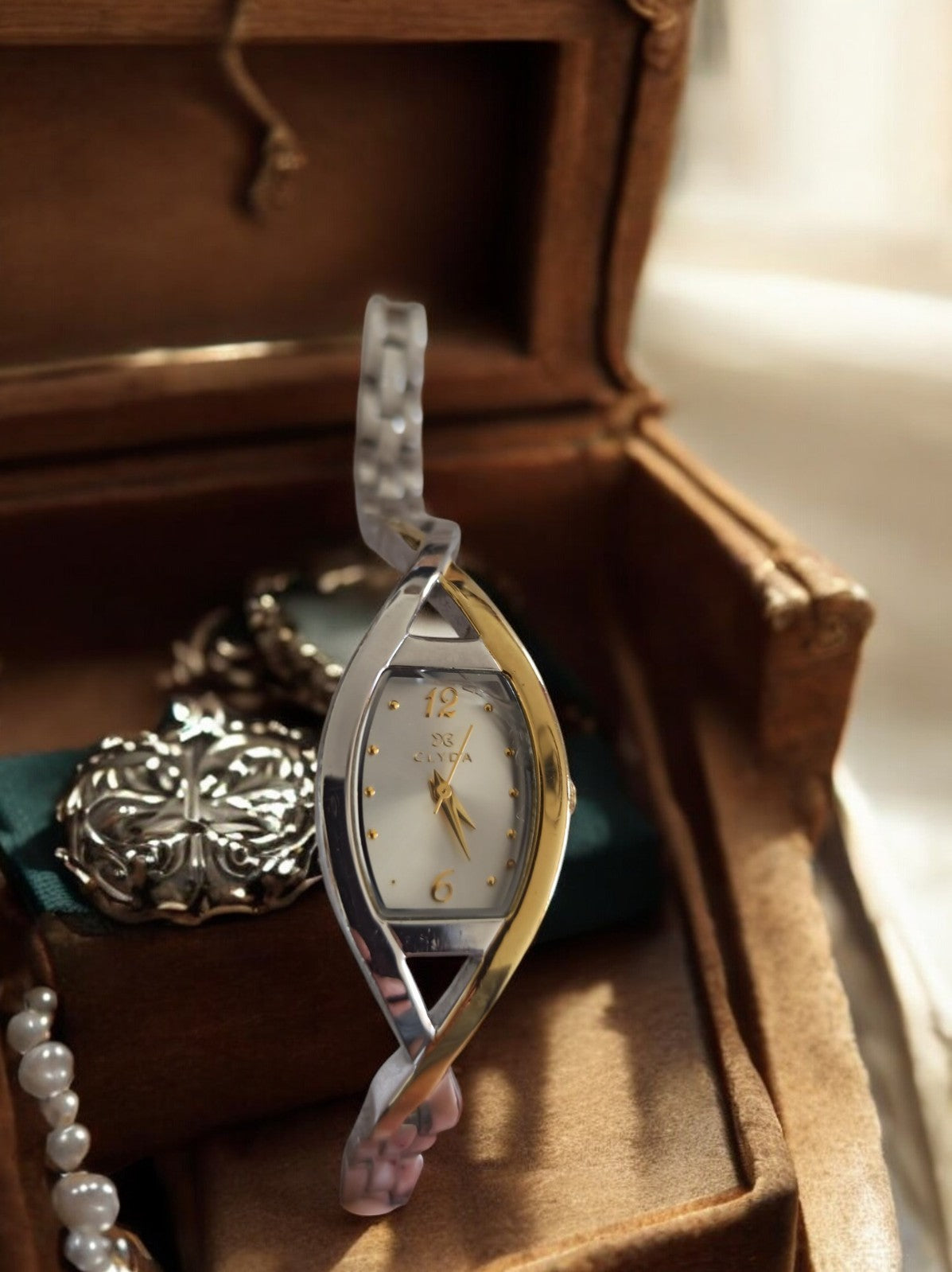 Montre femme vintage Clyda bicolore design torsadé bracelet rigide