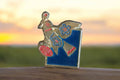 Pin's vintage oiseau motif fleurs émaillé bleu rouge rare ancien badge