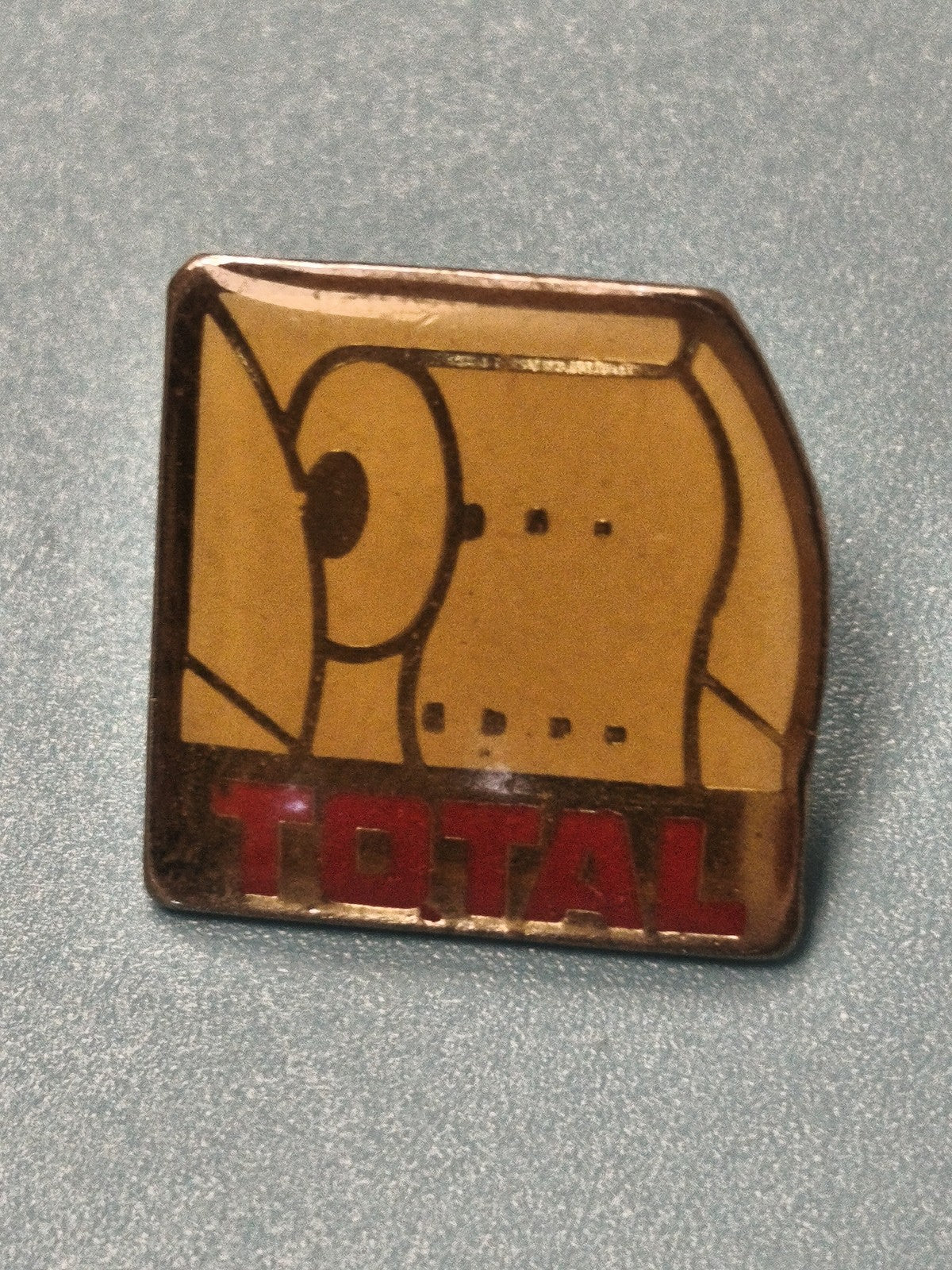 Vintage pin's TOTAL ancien, logo jaune rouge, collection essence (Ref 5)