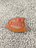 Pin's publicitaire vintage SIBELL Chips Tradition, logo rouge jaune, badge rétro