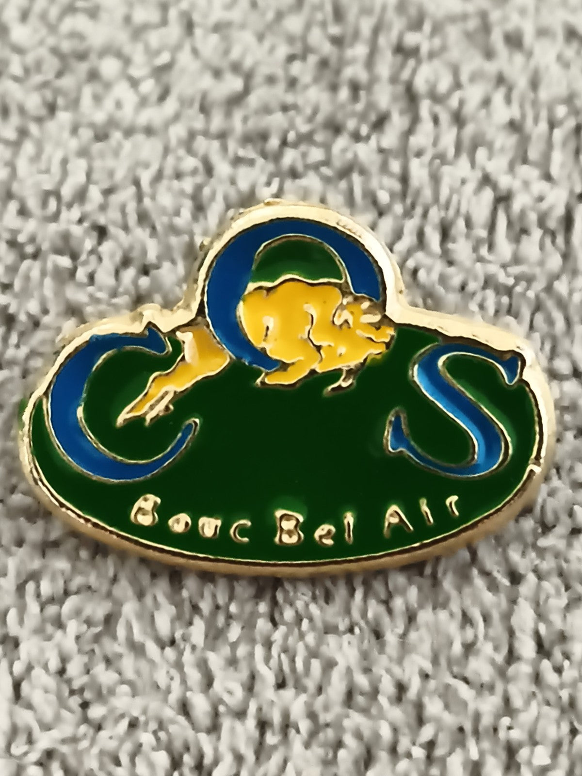 Pin's vintage Bouc Bel Air émaillé vert bleu doré logo animal (Ref 1)