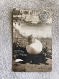 CPA ancienne Pâques enfant œuf décor fleurs timbre France