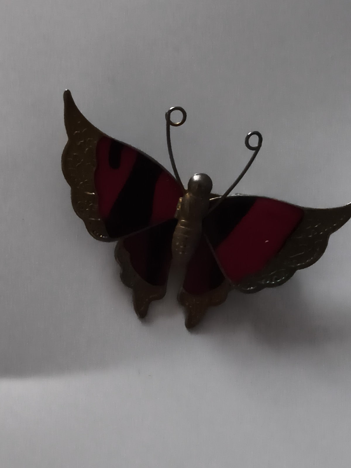 Broche papillon vintage finition dorée rouge noir pin’s rétro bijou ancien