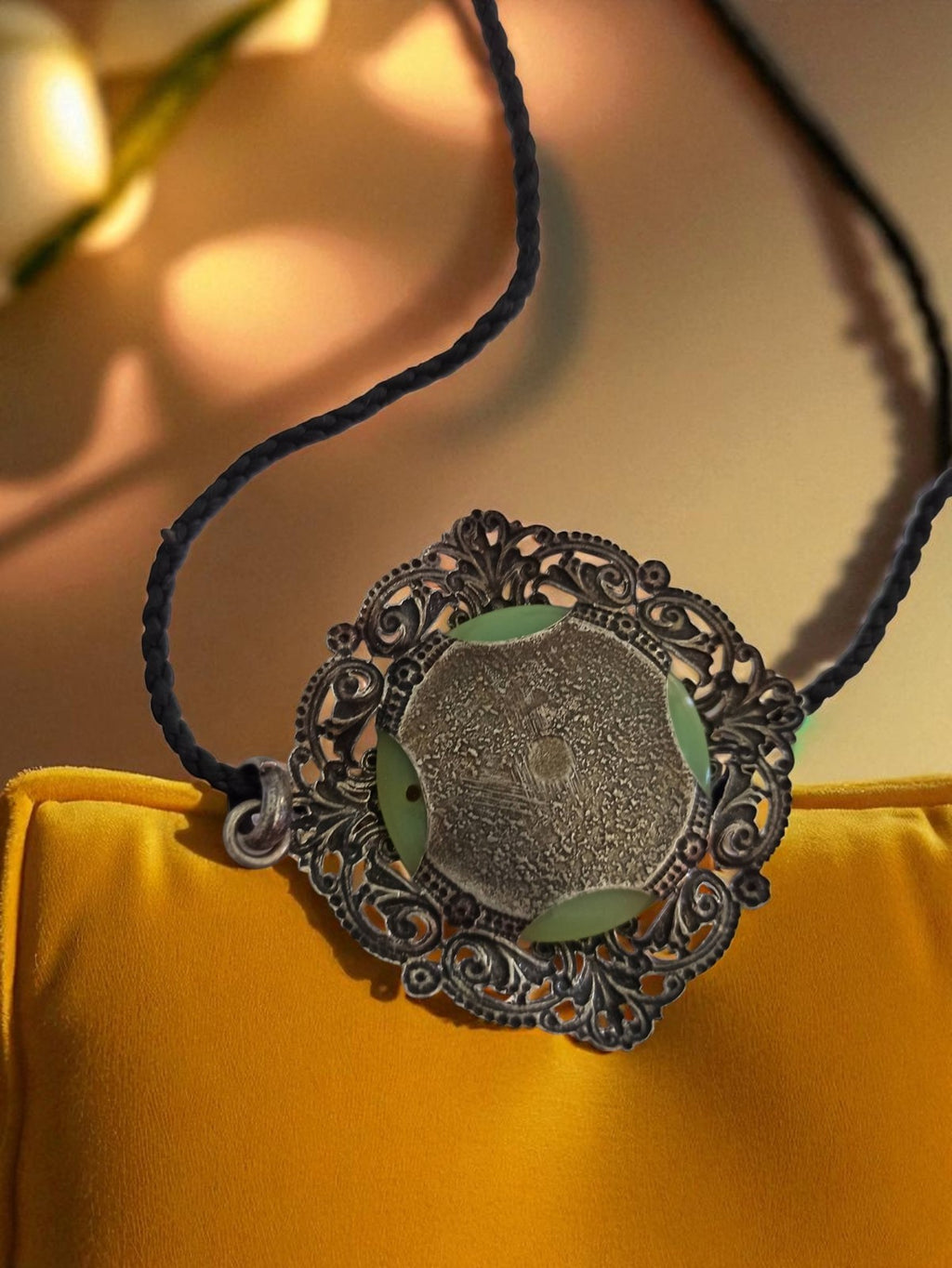 Collier pendentif vintage filigrané, pierre verte naturelle, style années 1920