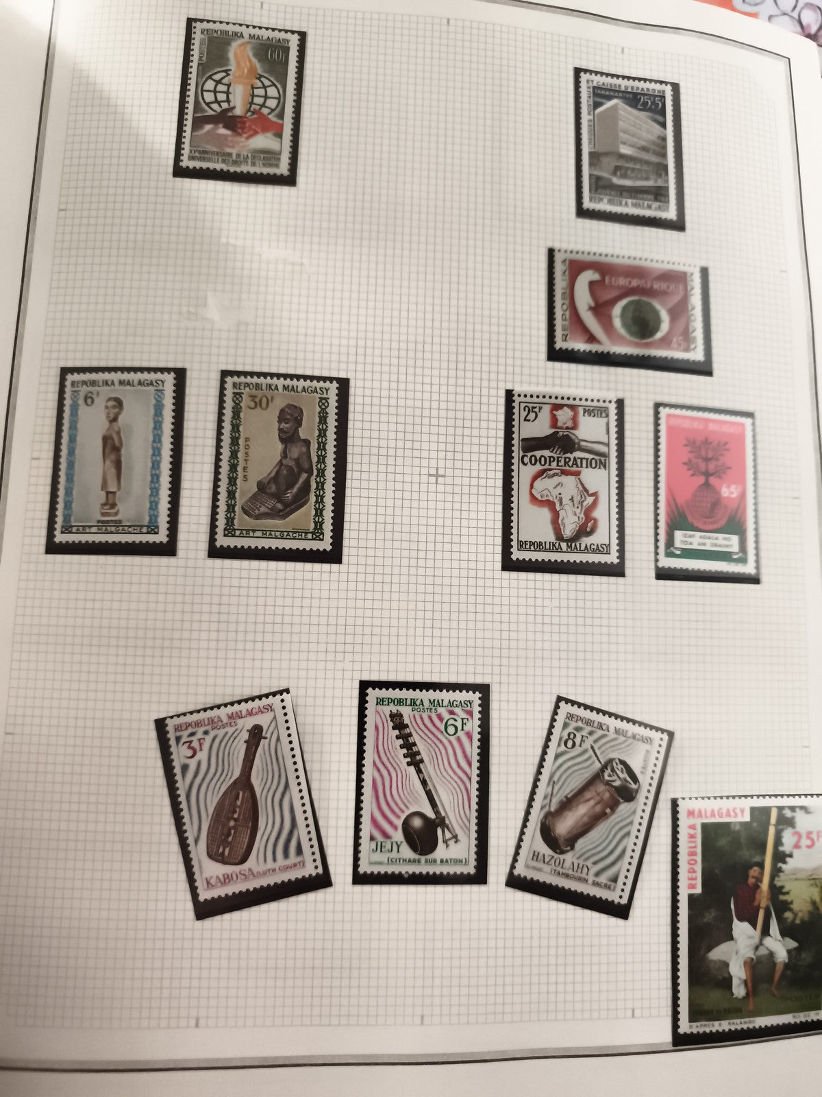 Timbres anciens neufs Madagascar Républika Malagasy thématique arts et culture