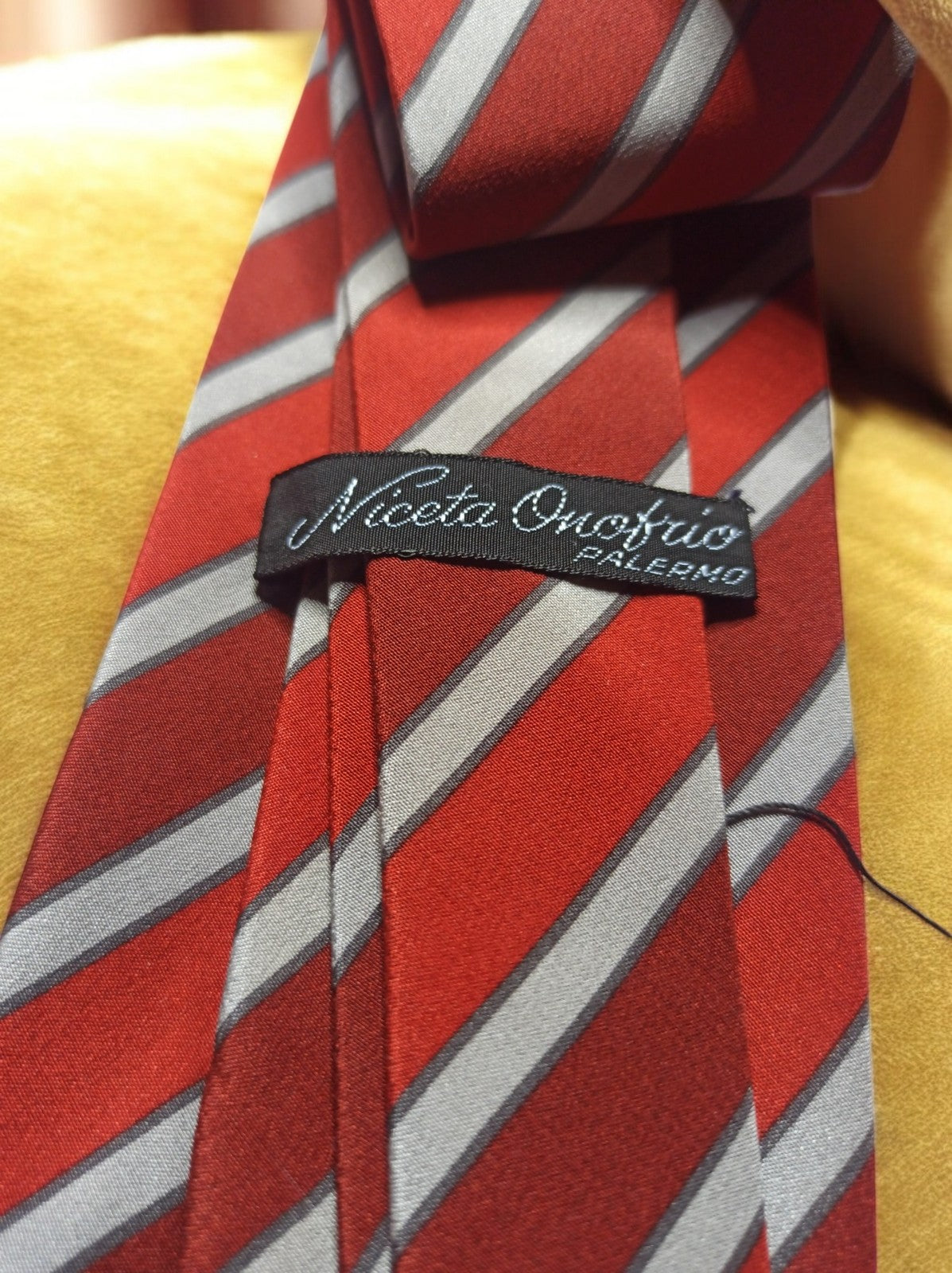 Cravate vintage Niceta rayée rouge gris – style rétro chic élégant